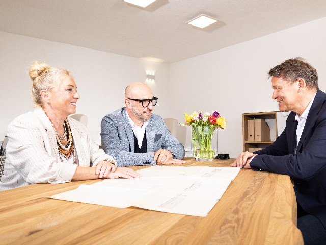 Carsten und Tina Marquardt im Beratungsgespräch am Bürotisch